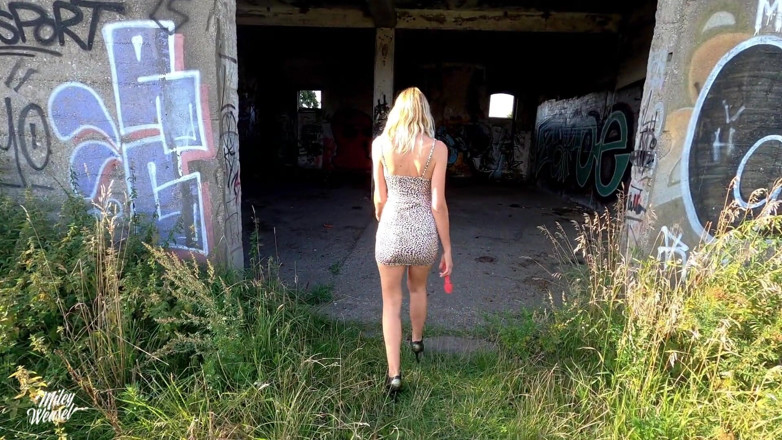 Miley Weasel: Horny Blonde Girl Fucks Her Wet Pussy!!
