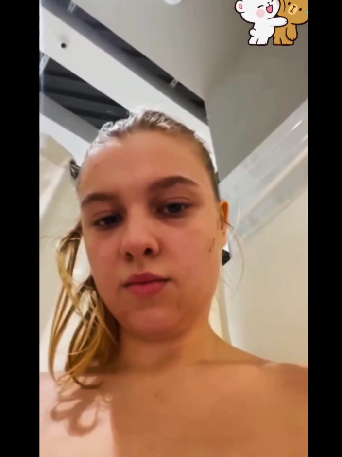 JuiceLussie: Трахаю пальцами киску на публике