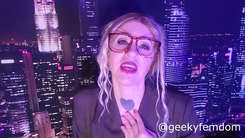 Geeky Femdom: Catwoman zuigt een Robin