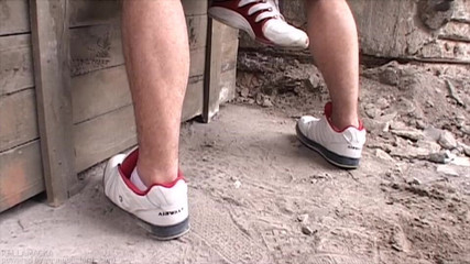 Young Bastards: Bi chłopak otwiera swoją dziurę