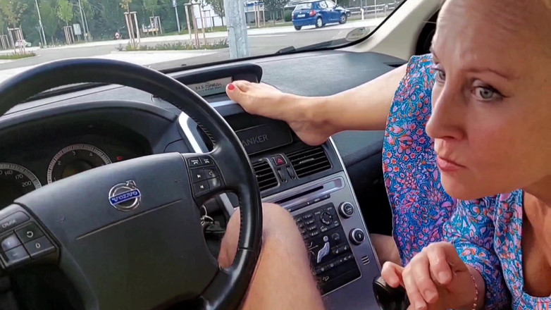 Selena701: Amatör Sarışın Olgun Karısı Oral Ve Ayak İbadetinden Zevk Alıyor