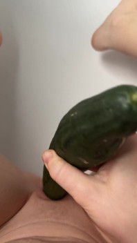 El pepino es demasiado grueso para mi coño