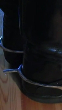 Masturbándose las botas de montar
