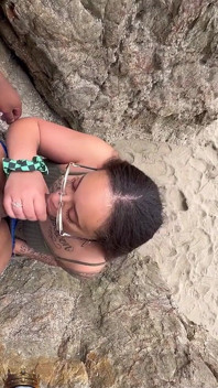 Marley Bee saje ptáka na pláži Ocean v San Francisku