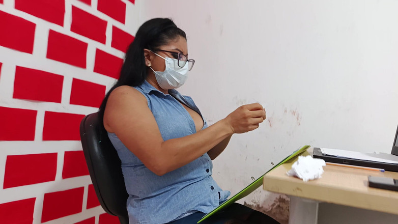 NEGRITA SEXY: O chefe subjuga seu empregado e acaba fodendo ele no...