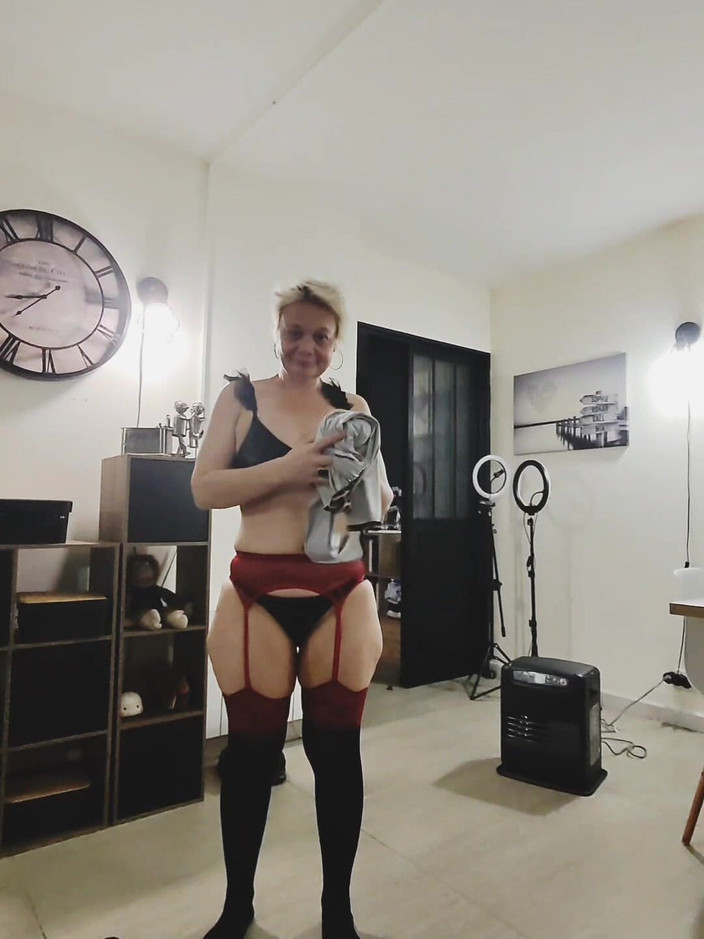 Sofy13: Drobna, rozwiązła MILF gotowa na dobrego kutasa w stylu pieska