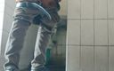 Tamil 10 inches BBC: 浴室で彼の巨大なコックを手コキする男