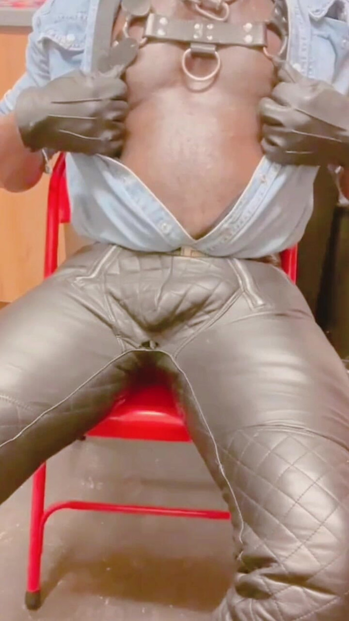 Black mature kinky muscle: Tatăl vitreg solo cu țâțe cu mușchi în piele