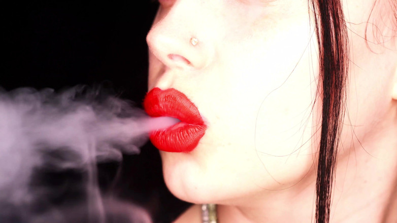Goddess Misha Goldy: 4K Roter lippenstift und rauchendes hookah auf schwarzem hintergrund