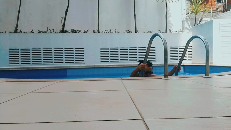 Raquel Cardoso Da Rosa: Relaksasi di tepi kolam renang di rumah