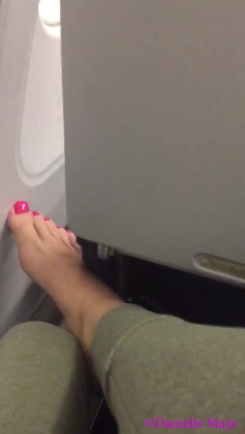 Danielle Maye: Les toteils dans un avion