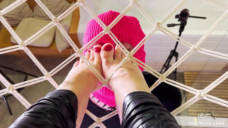 Mistress Legs: Uctívání bohyně v houpací síti, část 1 - POV sání prstu a služba...