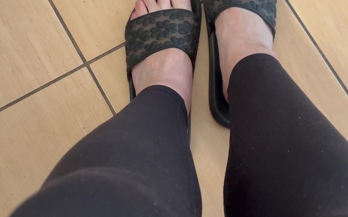 Feet: Füße in Flip-flops und gehen in Flip-flops