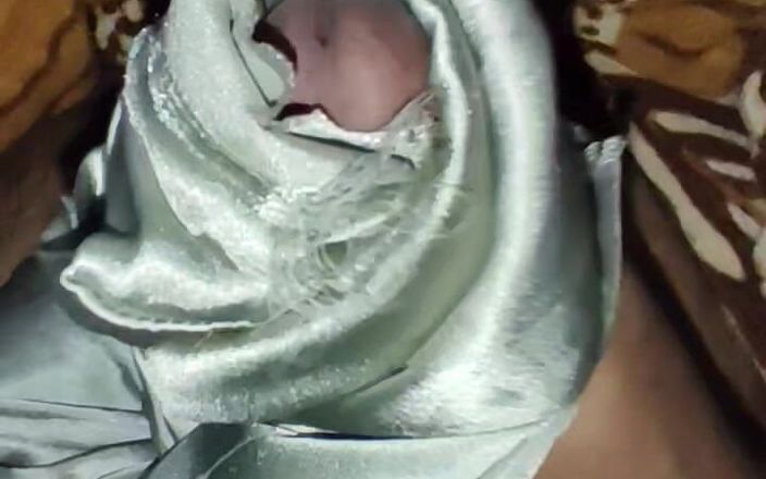 Satin and silky: Handjob mit grünem Satin, seidige salwar des nachbarn (25)