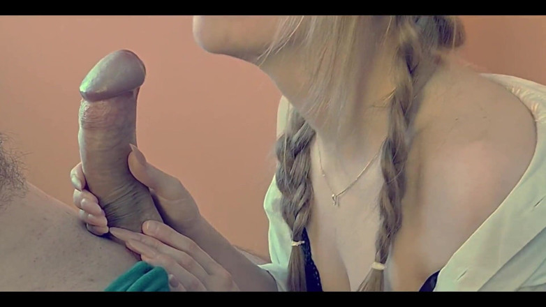 lipsyjull: Cewek rusia dengan memek becek ini lagi asik ngentot kontol...