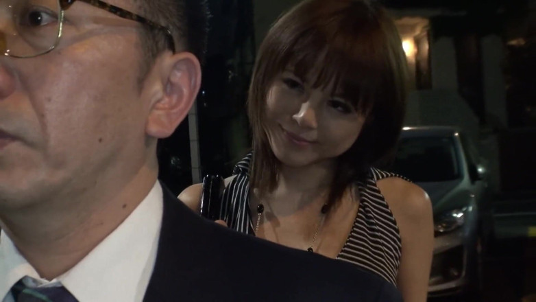 Caribbeancom: Japanese cutie jerking old man's dick in the bus before...