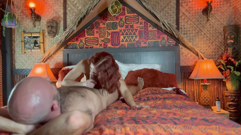 Island Boy Vids: Poniéndose extraño en el tiki con Elise London