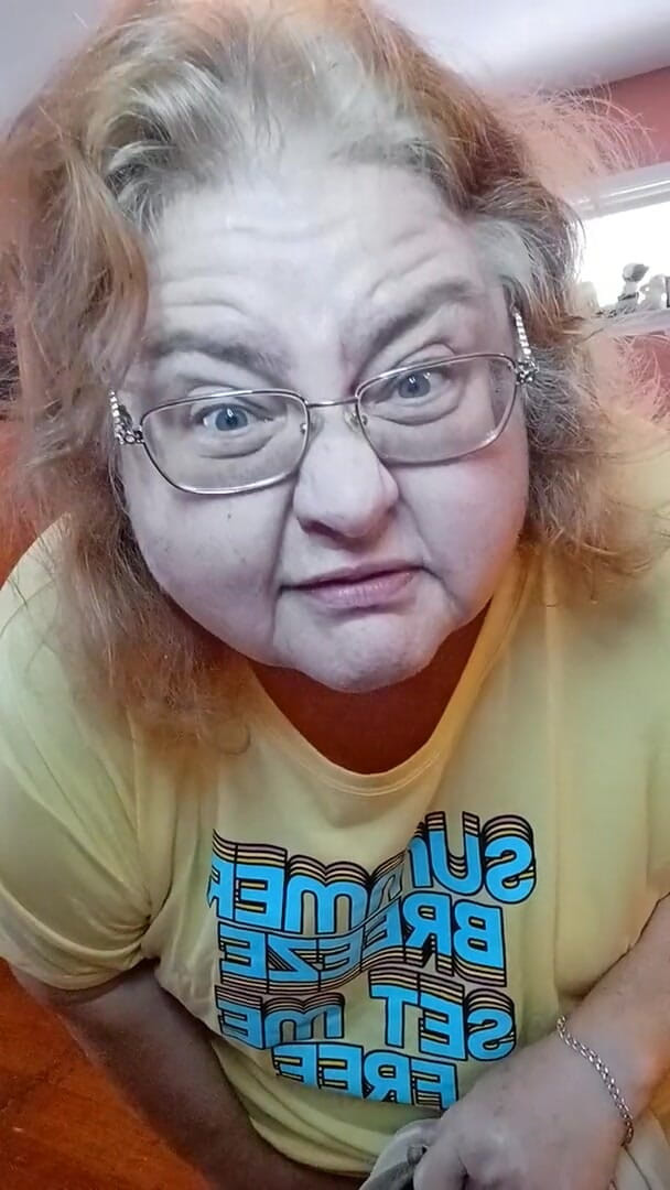 BBW nurse Vicki adventures with friends: Stinky Tennis Shoes Pewwwee