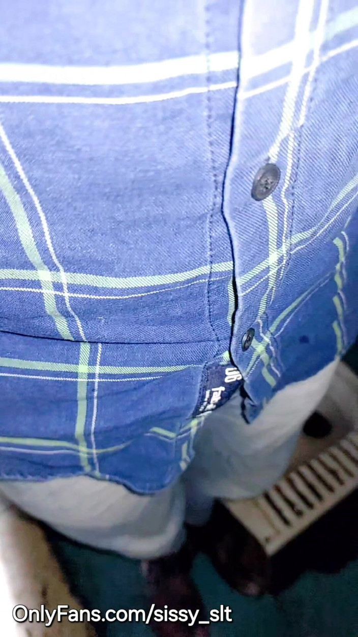 Sissy Bisexual: Ao ar livre, pequeno clitóris mijando e mostrando corpo maricas...