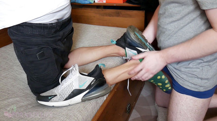 Ethan Alex: Nike Air 270 - Lavoro con le scarpe, lavoro con le calze...