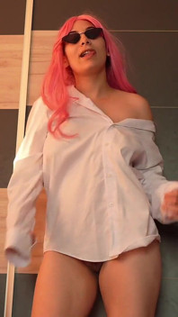 Kendine güvenen bir kızın flört dansı - sadece eğlenceli ve baştan çıkarıcı bir performansa hazırlanman için özel bir azdırma