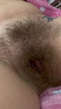 Su coño es tan peludo que parece irreal