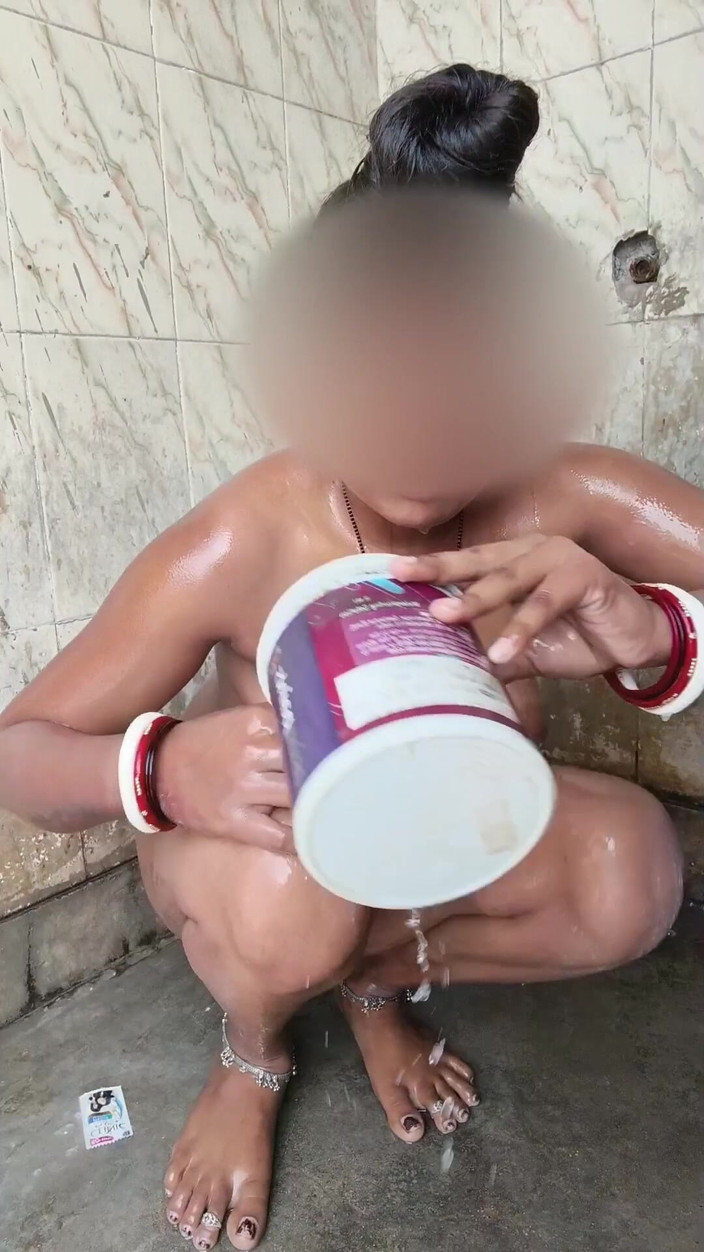 RoboticApple28: Simran Bhabhi badend buitenshuis tieten pers en poesje show