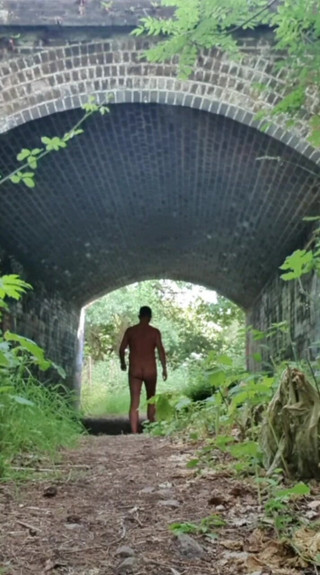 MaleModel: जंगल नग्नता