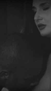 Il Nero Gli Sfonda Il Culo Mentre La Direttrice Sta a Guardare