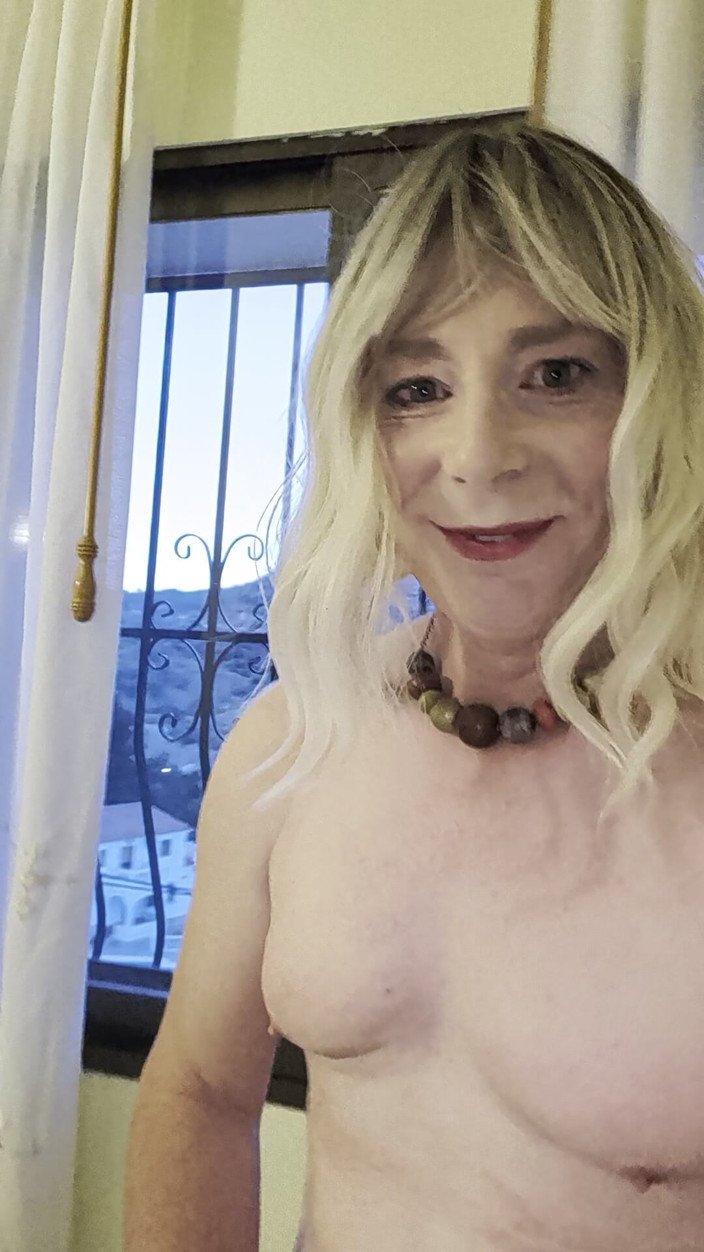 NikkiGee: Оголюється на святі