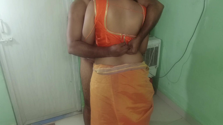 Wonder: Verheiratete glamour-frauen orange sari stehend, romantik