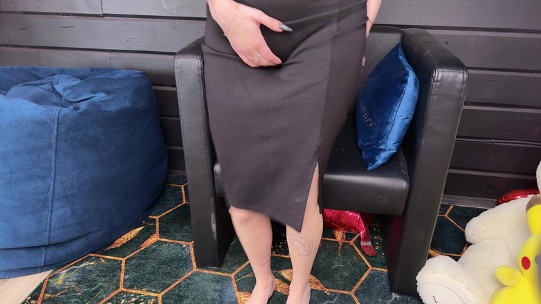 Eva Deva: Eva Divas писает в юбке после работы