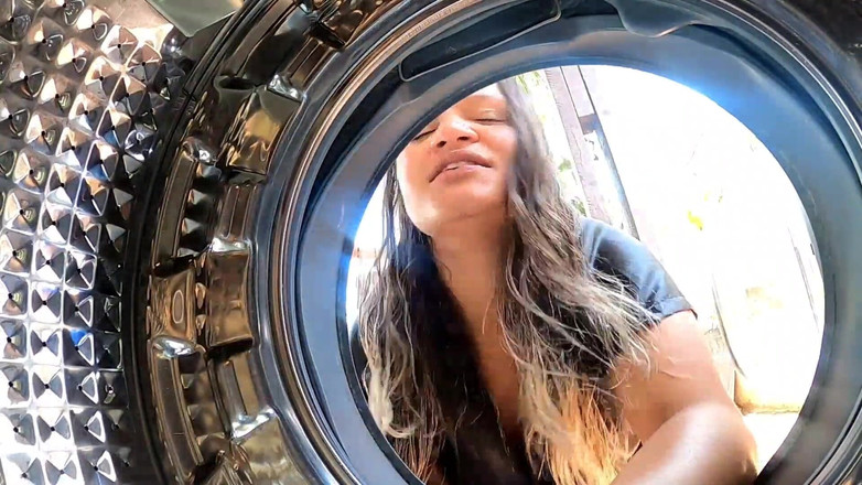 Paty Bumbum: Sono rimasto bloccato in lavatrice il mio figliastro cazzo nero...