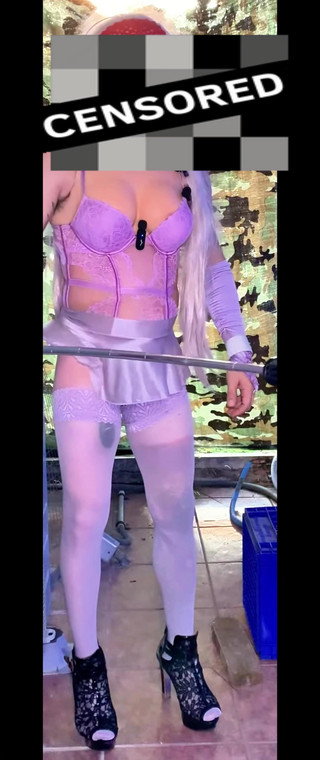 Benito414: Транс-шмель с красивой задницей в чулках нижнего белья