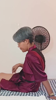 Adik tiriku nunjukin foto-fotonya di ponselnya dan mulai bikin aku sange berat sampai kami ngentot.