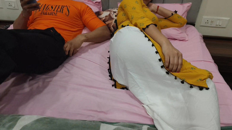Hornycouple149: Decidi se masturbar no quarto da meia-irmã (18+ meia-irmã gostosa)