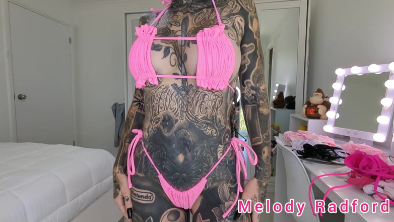 Melody Radford: 粉色隆起的微型比基尼尝试与大奶 melody Radford 运输