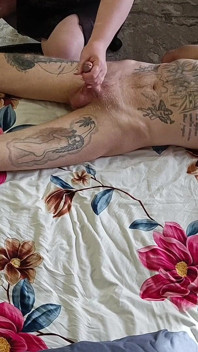 Sogra faz uma massagem corporal e masturba meu pau antes de gozar