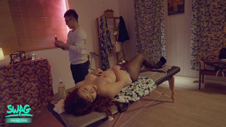 SWAG.live: Tantra massage och knullar flickans hårlösa fittor