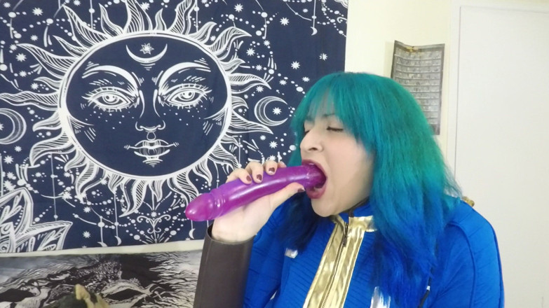 VickyVixen: Vaultdweller lagi asik muasin memeknya pakai mainan seks favoritnya