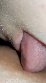 Sexy lesbická trojka s lízáním, líbáním, sáním, kousáním bradavek