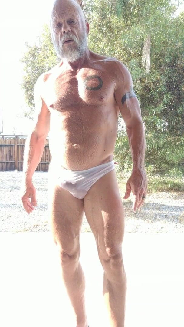 LADaveX: 젖은 나일론 속옷을 입은 La Dave Semi