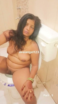 Mesti tonton! Bhabhi kongkek lembu jantan dan dia memberikannya blowjob di bilik air, pada pancutan mani besar terakhir