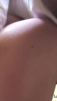 Sexy brünette bekommt mitbewohner harten rock-schwanz auf den hintern, pOV anal!