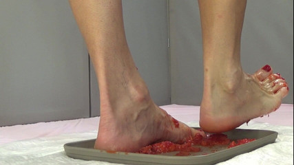 AnnaBUST: Calc căpșuni cu picioarele mele și mă piș în ele