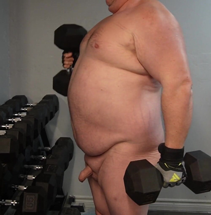 Beefy Brian: Muscle chub bär trainiert