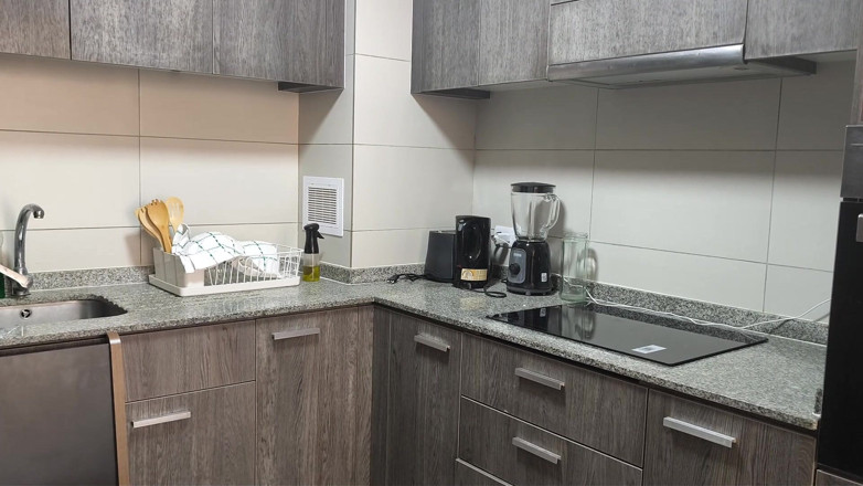 Riderqueen: Milf grandota follada en la cocina