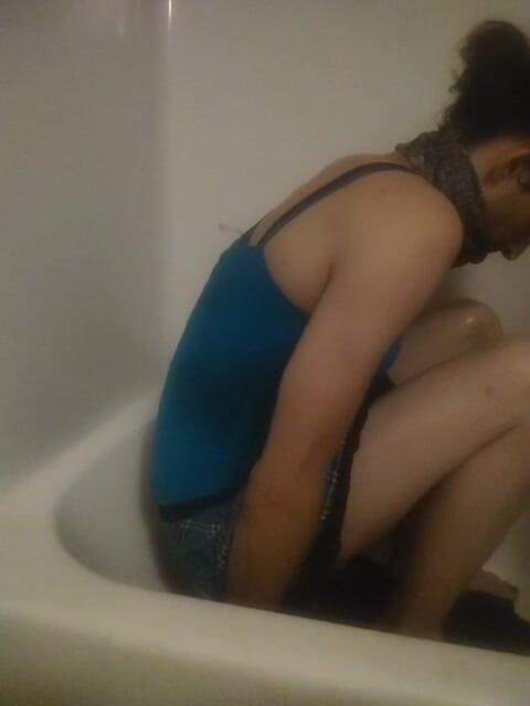 K8e Snow: Provando gli abiti in bagno