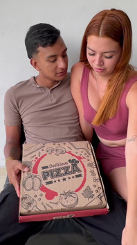Koupil jsem můj velký zadek latina přítelkyně pizzu s velmi speciální chutí, a ona mi dovoluje dát můj obrovský penis do jejího těsného zadku.
