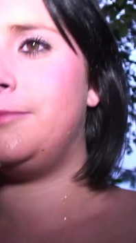 O mamă sexy brunetă obraznică se duce în pădure pentru o misiune de futut murdar